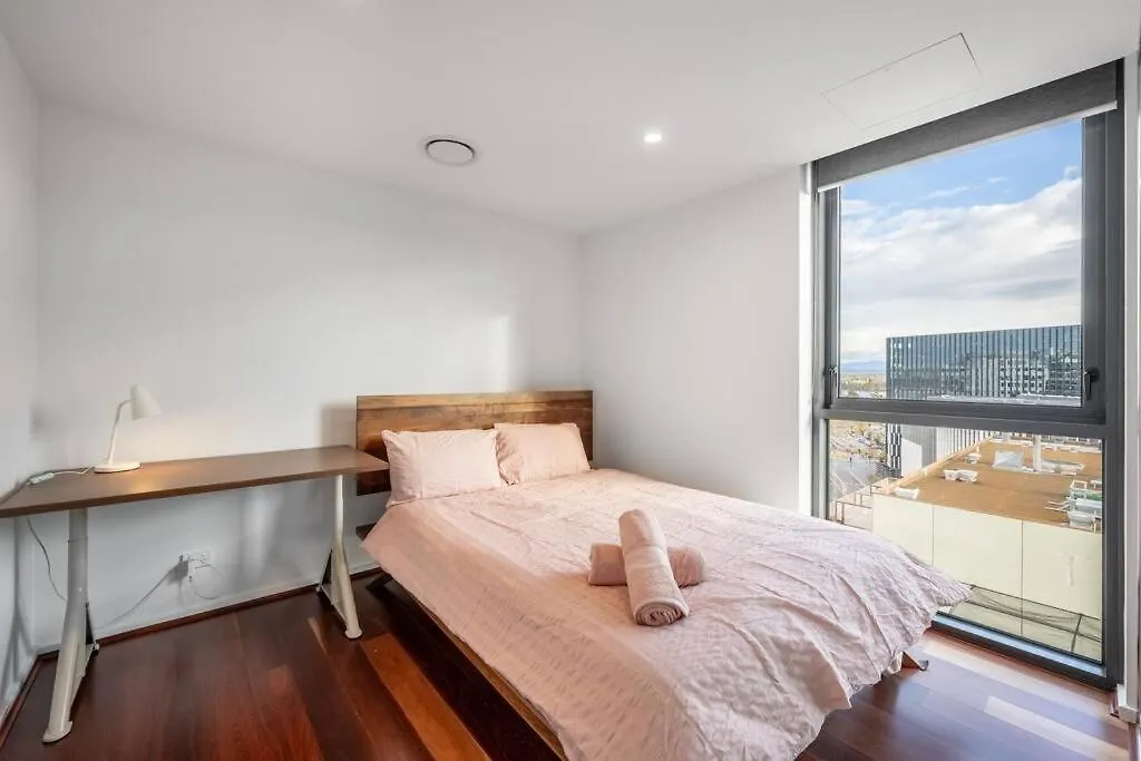 Apartment Two Bedroom Apt In Heart Of Canberra With Parking