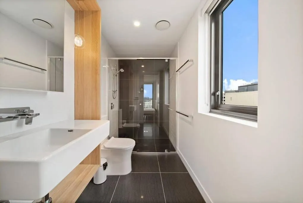 Two Bedroom Apt In Heart Of Canberra With Parking 0*,