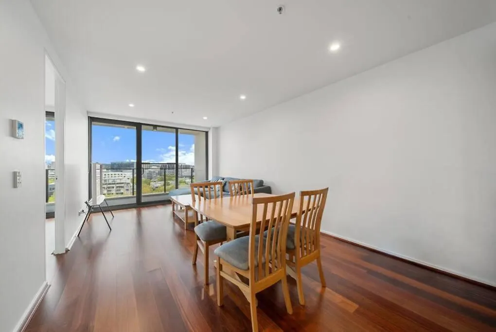 Two Bedroom Apt In Heart Of Canberra With Parking