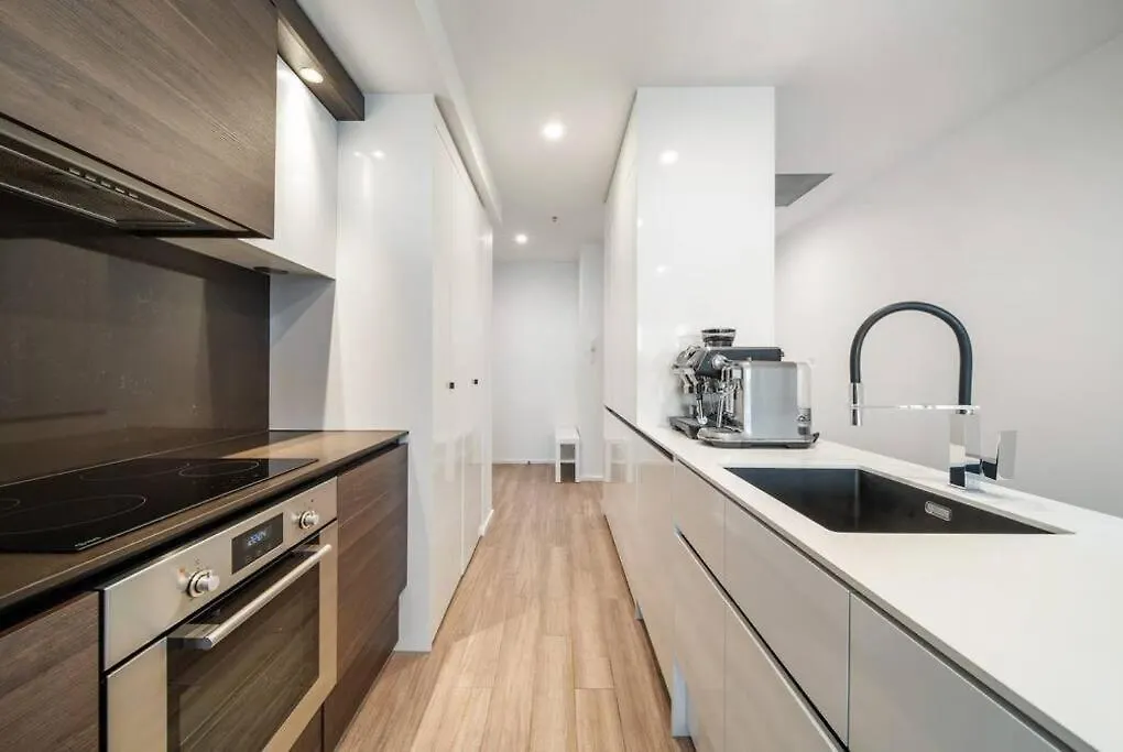 Two Bedroom Apt In Heart Of Canberra With Parking