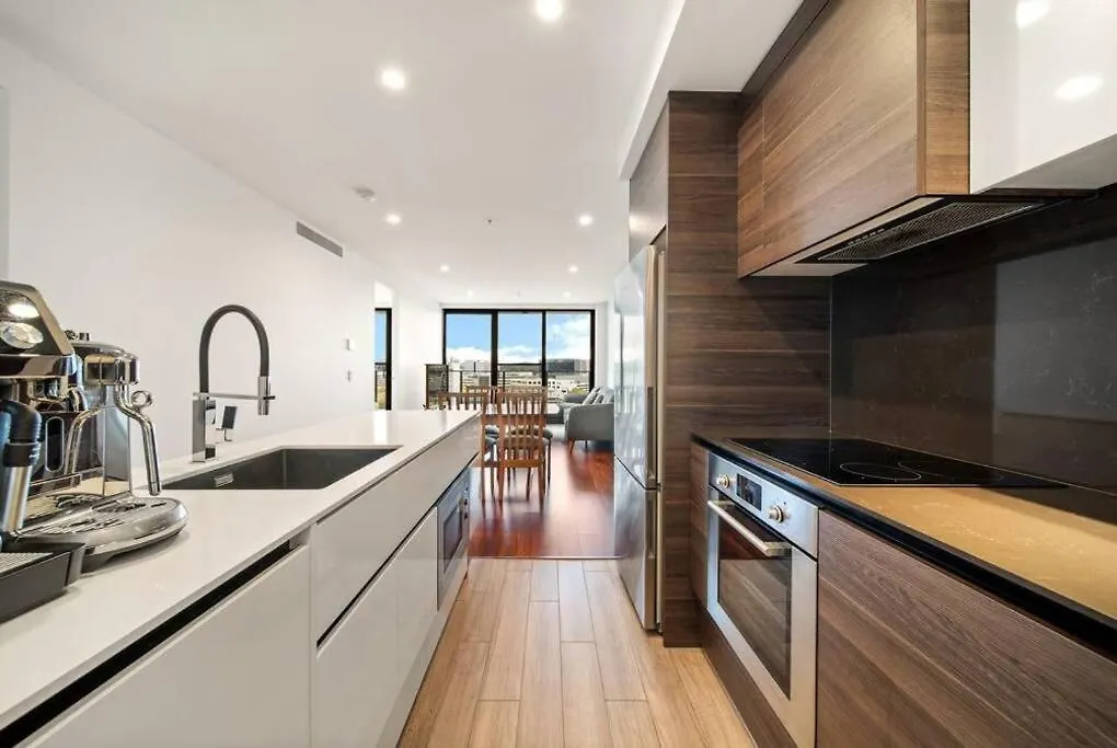 Apartment Two Bedroom Apt In Heart Of Canberra With Parking