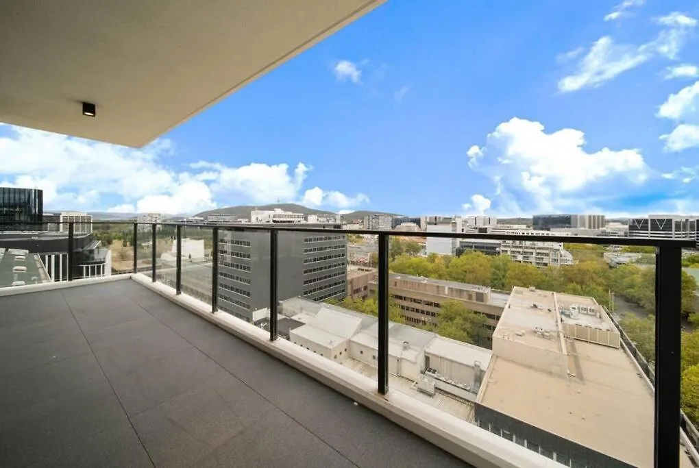Apartment Two Bedroom Apt In Heart Of Canberra With Parking